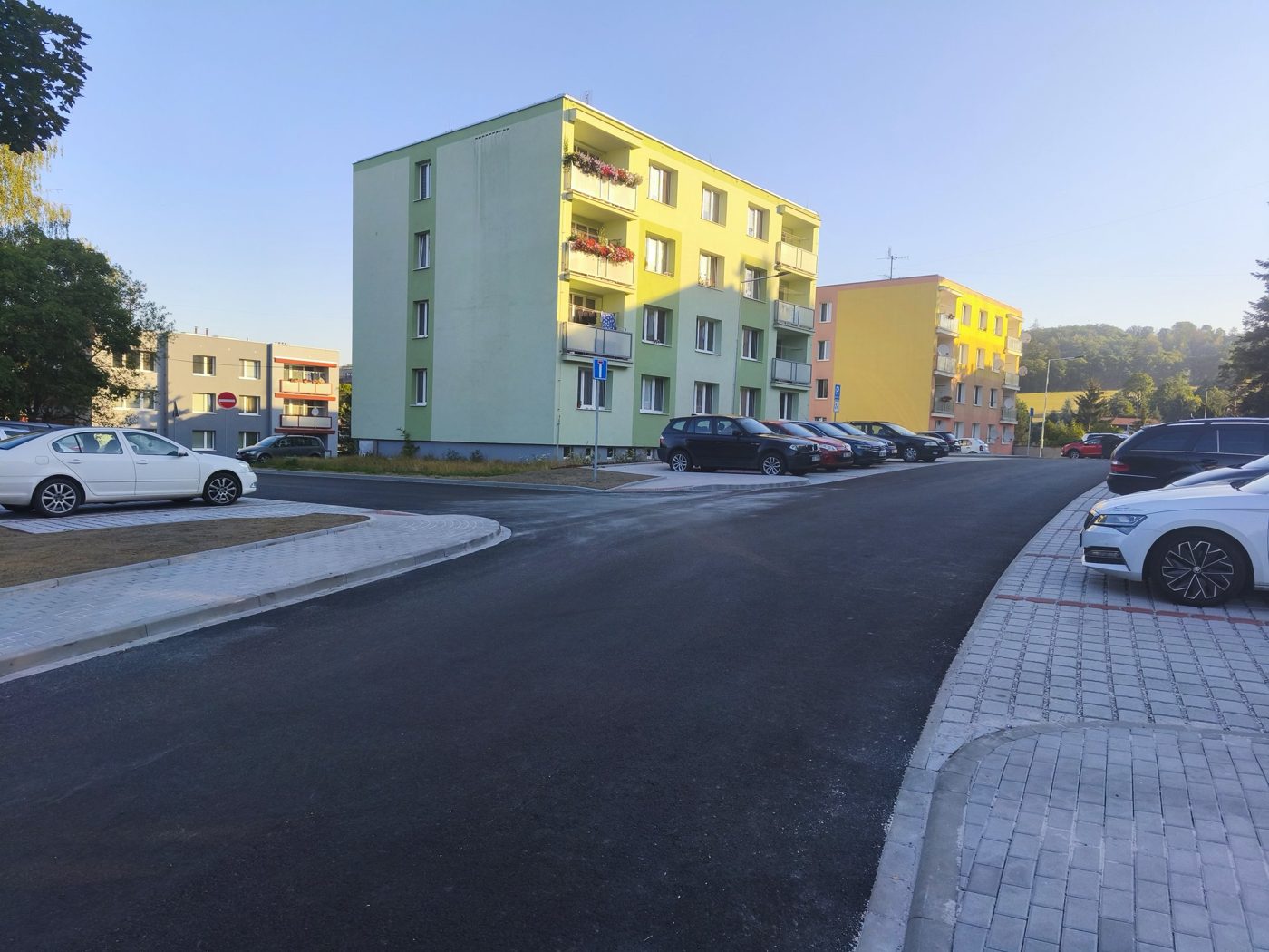 Nově upravený prostor na sídlišti v Babinské ulici s parkováním