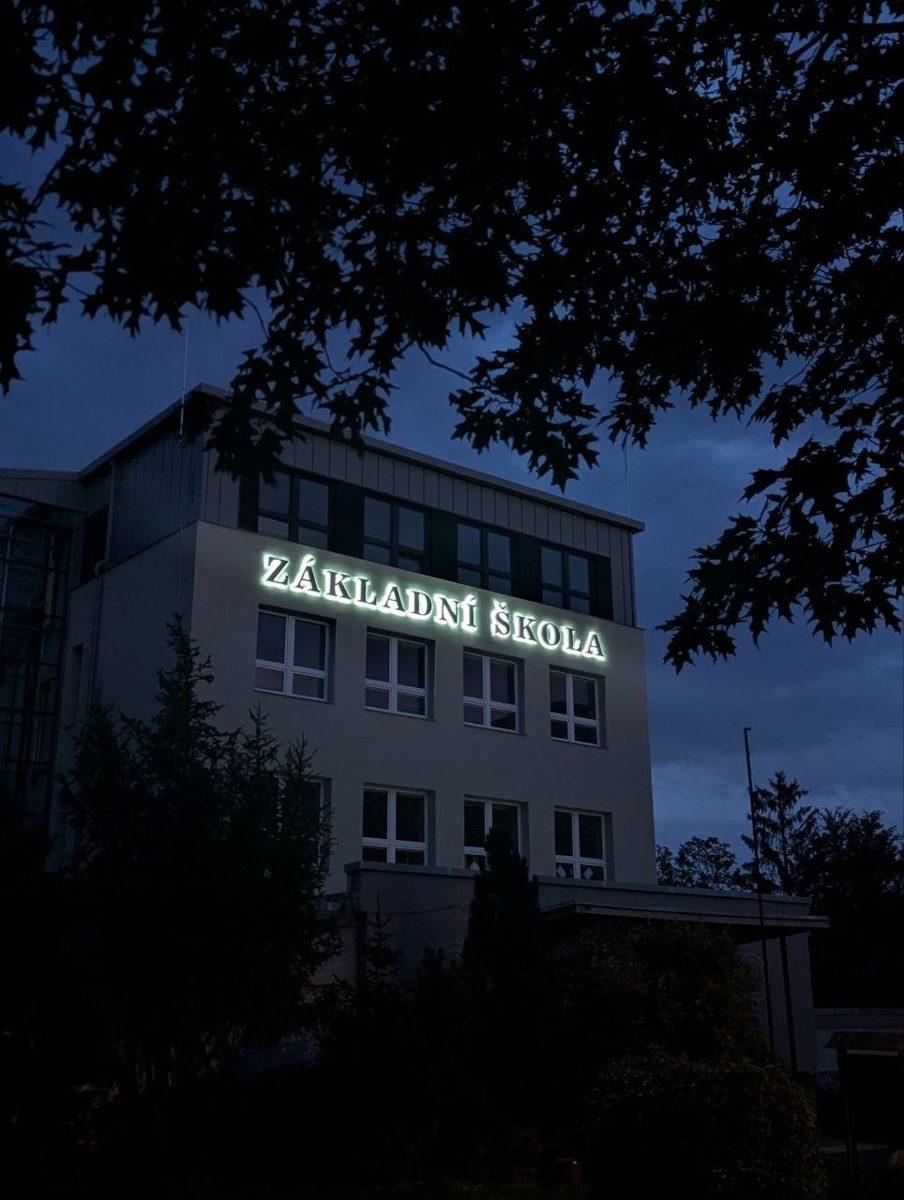 Nasvícený nápis Základní škola na nové nástavbě